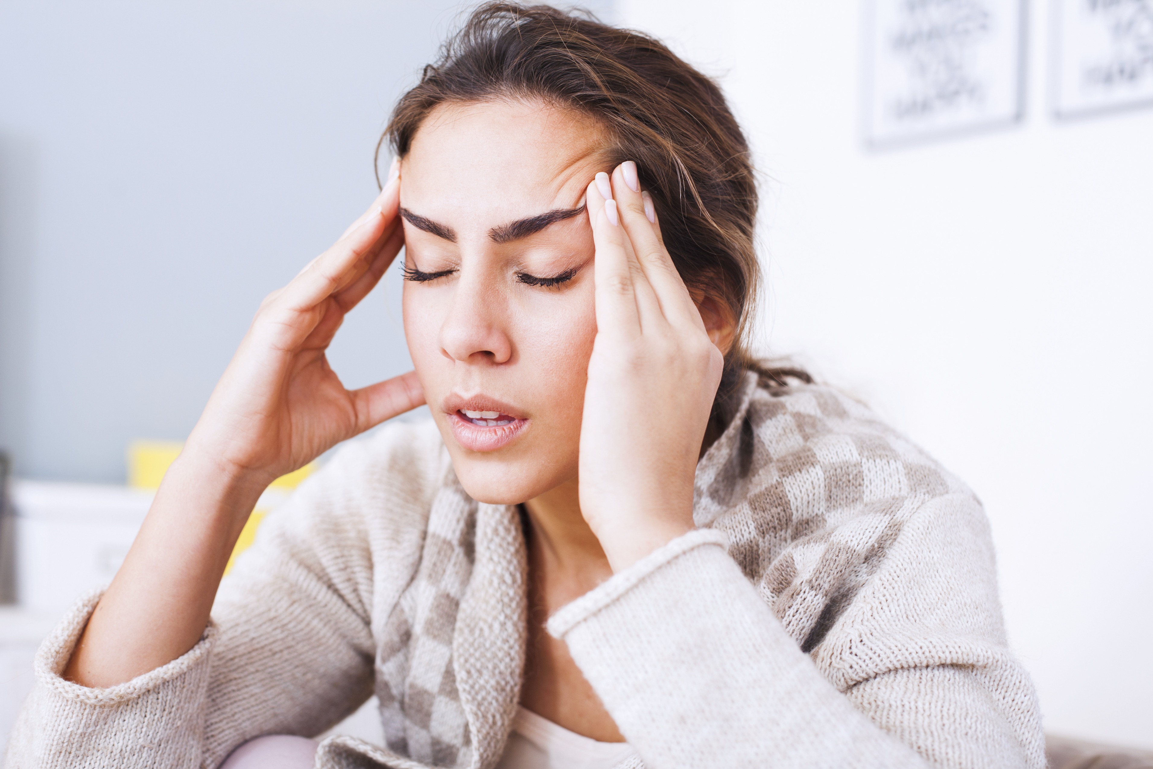 Baş ağrısı ve mide bulantısı neden olur? Şiddetli baş ağrısı mide bulantısı yapar mı?